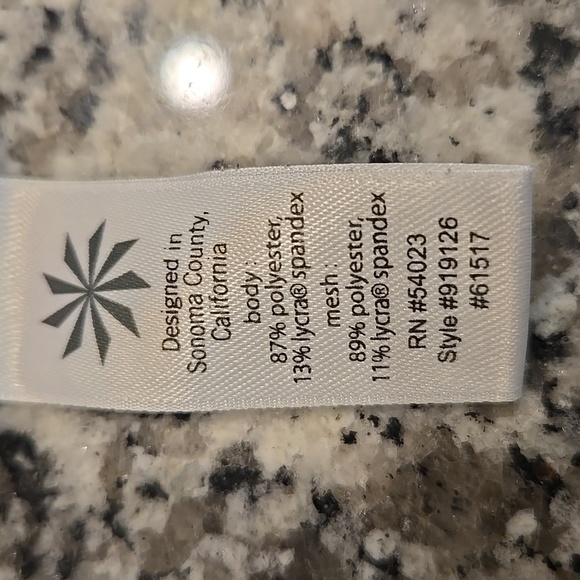 ATHLETA RUNAWAY TOP. PAISLEY DESIGN. BLACK/PURPLE. SIZE LARGE. - Picture 4 of 9